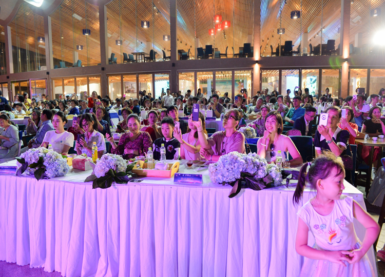 Khách hàng tham dự sự kiện Vũ khúc an nhiên không chỉ được thưởng thức âm nhạc, tiệc trà mà còn có cơ hội sở hữu căn hộ Vega Alaric với chiết khấu ưu đãi.