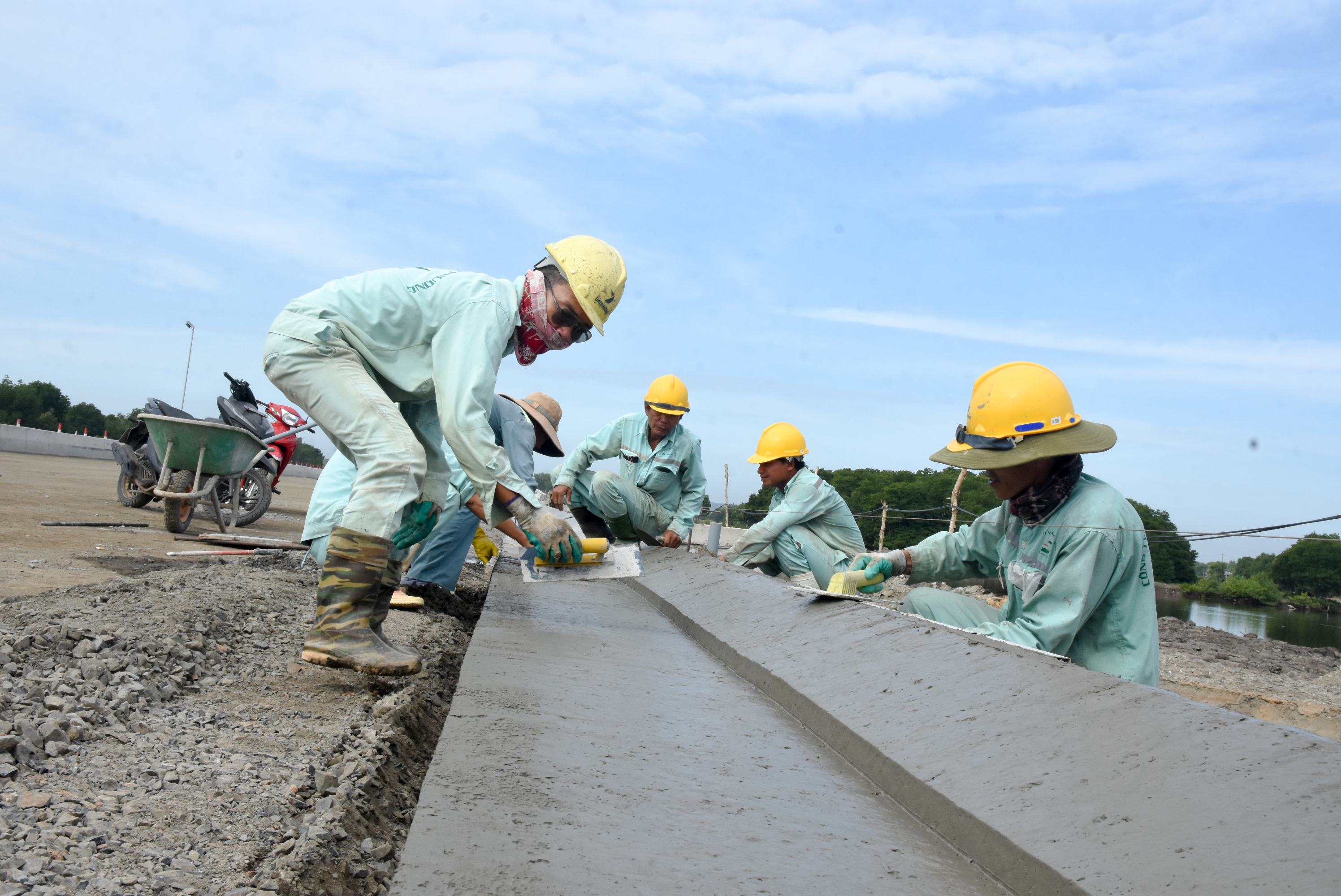 Ông Đinh Văn Trình, cán bộ phụ trách kỹ thuật cho biết, gói thầu số 17 có chiều dài 8km, hiện đang tập trung công nhân làm ngày 3 ca để kịp thông xe tuyến đường bên trái vào trước dịp Tết Nguyên Đán 2024.
