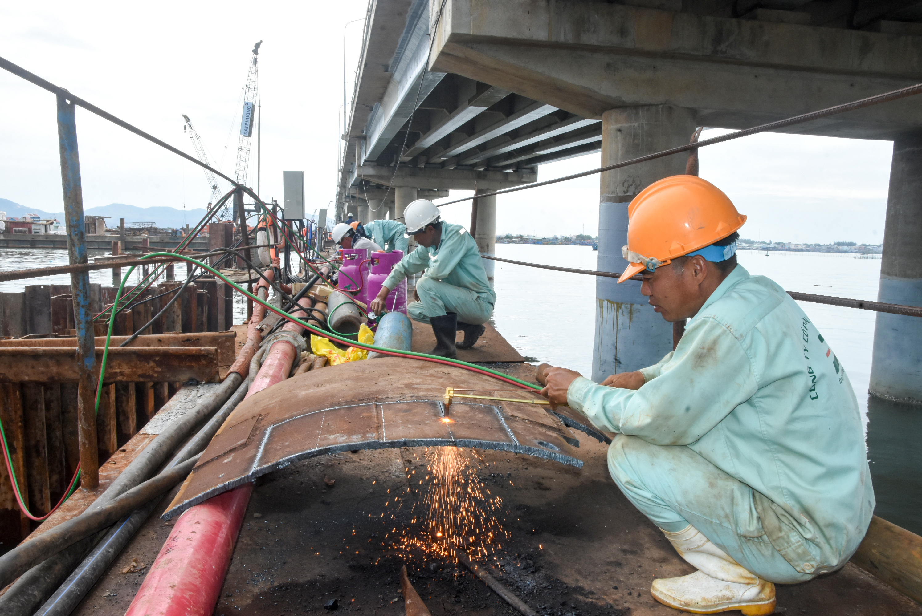Ông Lê Thành Hưng, thợ cắt hàn que cho biết, ông cùng với 120 công nhân khác làm ở công trường cầu Cửa Lấp 2 được 5 tháng. Từ đầu tháng 11, khi miền Nam bắt đầu qua mùa khô, công nhân thường xuyên phải chia ca, kíp để thi công 24/24 với mục đích kịp và hoàn thành dự án trước tiến độ.