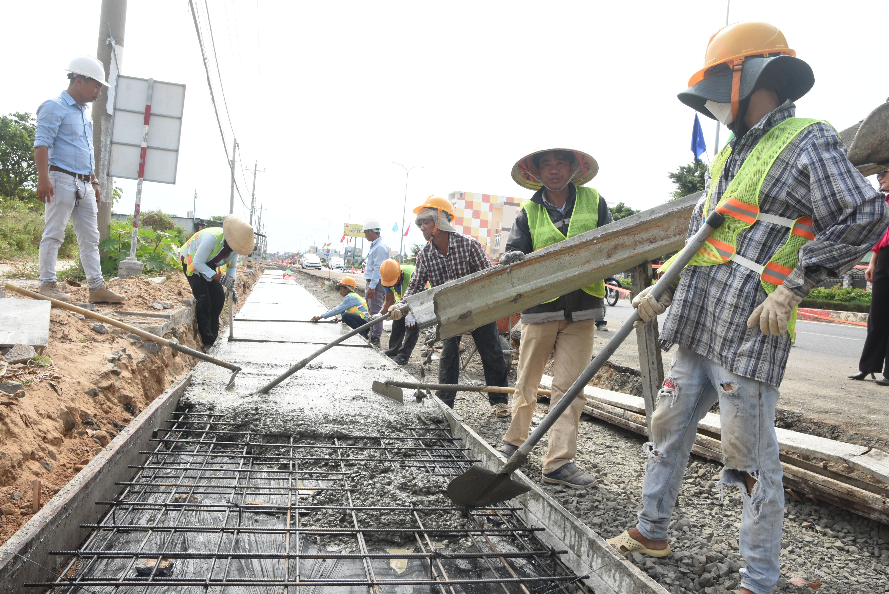 Tại gói thầu số 19 (đoạn 2), ông Nguyễn Mạnh Hùng, Tư vấn giám sát Công ty CP tư vấn kiểm định xây dựng tỉnh Bà Rịa-Vũng Tàu cho biết, hiện gói thầu đang đổ bê tông bề mặt cống thoát nước. Đơn vị ngày đêm giám sát để đảm bảo chất lượng công trình.
