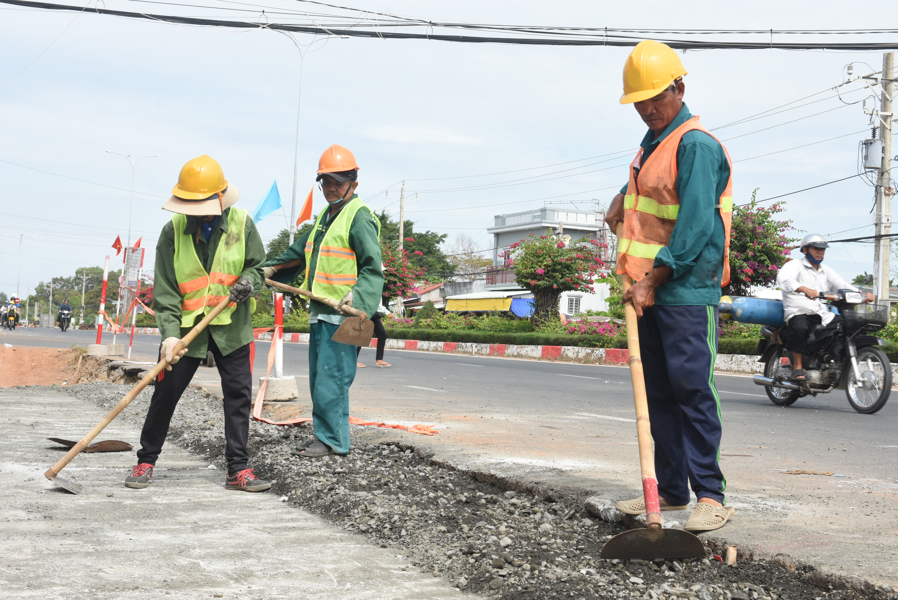 Các công nhân không quản ngại nắng mưa đẩy nhanh tiến độ công trình dự án giao thông trọng điểm của tỉnh.