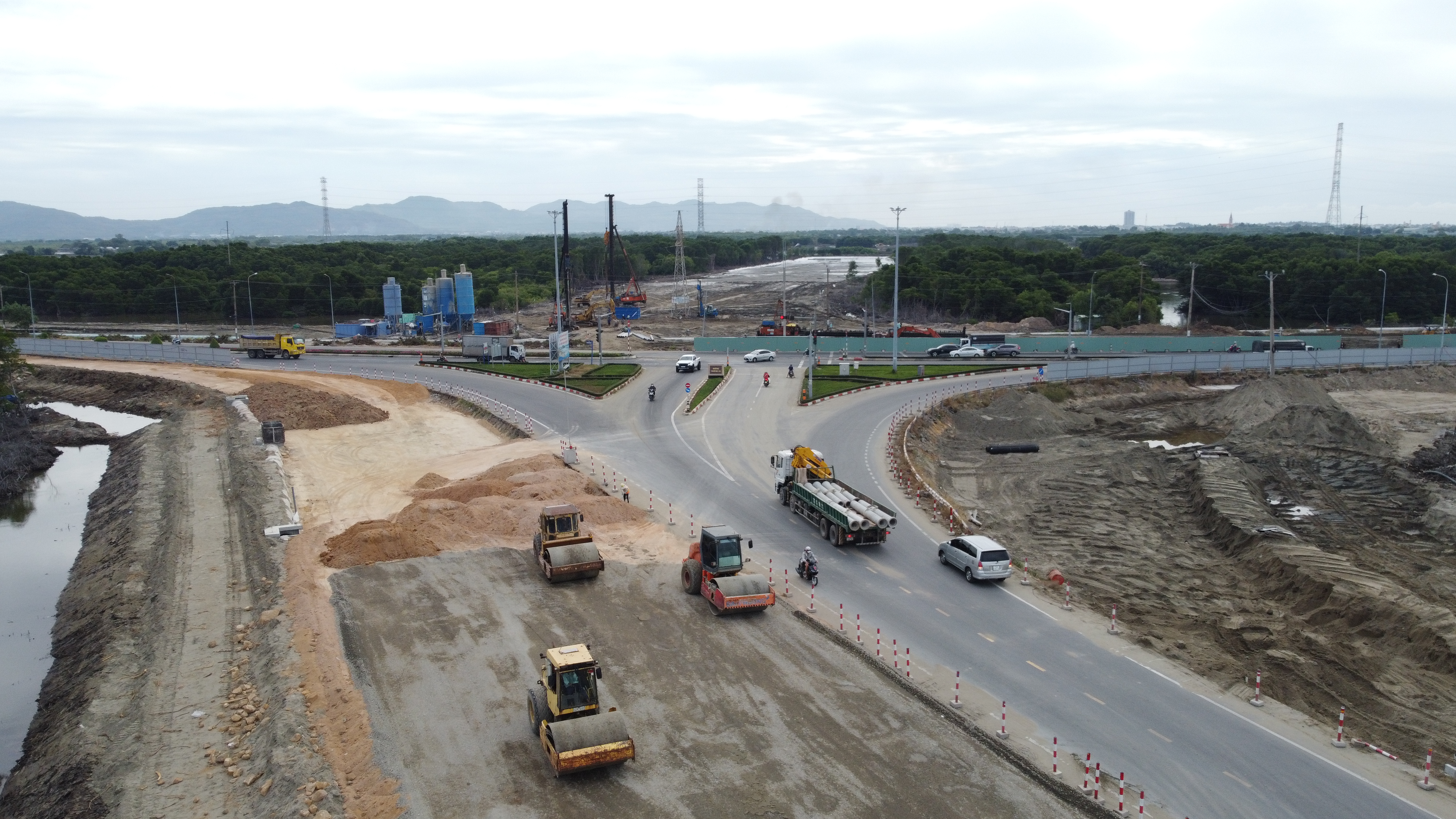 Tại đoạn từ QL51 đến cầu Cửa Lấp, nhà thầu đang tập trung cao độ đào đắp nền đường, cấp phối đá dăm trên nhiều đoạn tuyến. Thi công trên tuyến đường có lưu lượng xe qua lại đông nên ngoài việc bảo đảm tiến độ thì vấn đề an toàn giao thông qua khu vực thi công đang được các đơn vị liên quan đặt lên hàng đầu.